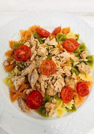 Una foto de Ensalada de pasta y pollo