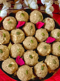 ड्राई फ्रूट,व्होल व्हीट फ्लोर लड्डू (Dry Fruits, Whole Wheat Flour Laddu) रेसिपी मुख्य फोटो