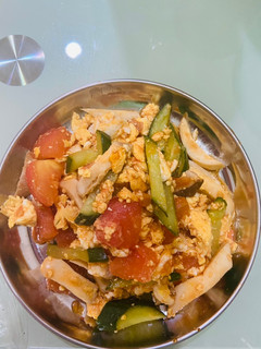 番茄炒蛋加杏鮑菇小黃瓜 的食譜成品照片