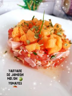 Une photo de Tartare de jambon cru melon 🍈 tomates 🍅