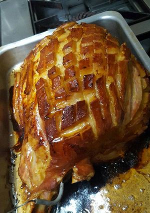 Una foto de Pierna de cerdo al horno con salsa de miel y mostaza