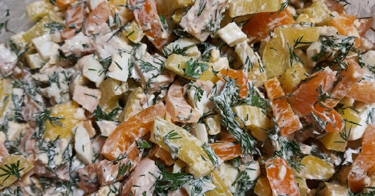 Салат из копченой курицы. Салат из копченого окорочка. Салат с копчёной курицей и кукурузой и сыром. Салат с копченой курицей и сыром. Картошка с сыром и салатом.