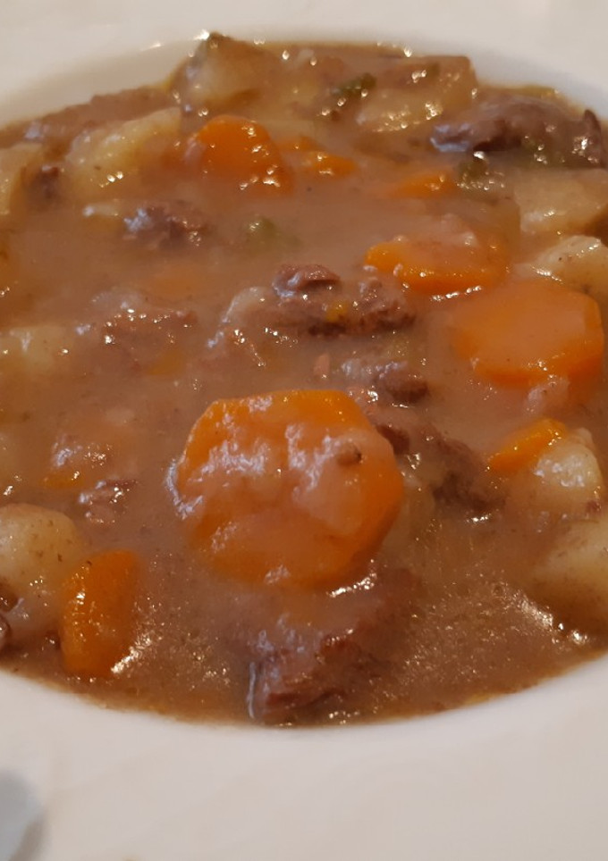 Una foto de Ternera en salsa con patatas