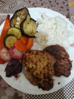 Grillezett karaj zöldségekkel és rizzsel recept fotója