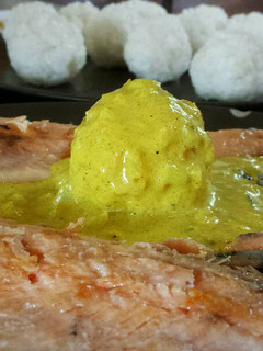 Una foto de Trucha asalmonada con arroz al curry