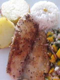 Una foto de Filete de Pescado encostrado con Avena-Quinua, papas y Chimichurri de Mango Light a lo Carmelita