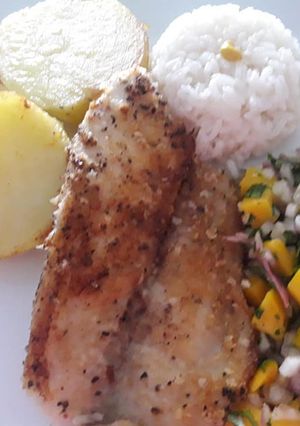 Una foto de Filete de Pescado encostrado con Avena-Quinua, papas y Chimichurri de Mango Light a lo Carmelita