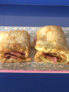 Una foto de Rollitos de calabacín rebozado y relleno