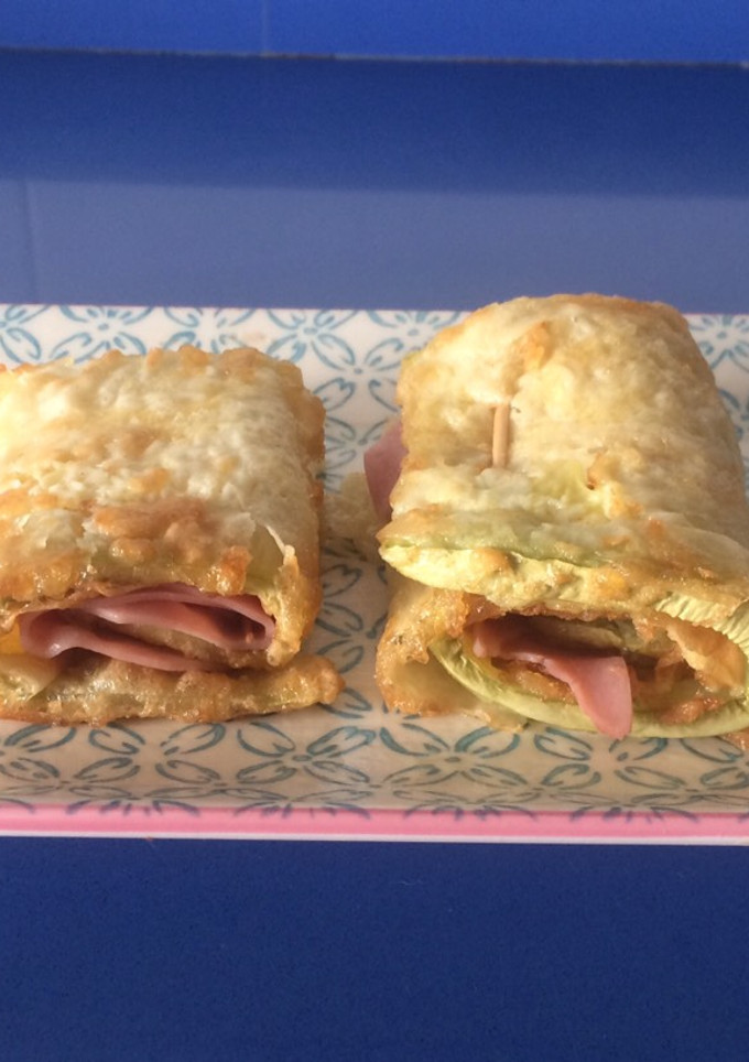Una foto de Rollitos de calabacín rebozado y relleno