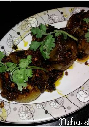 A picture of Stuffed masala onion.