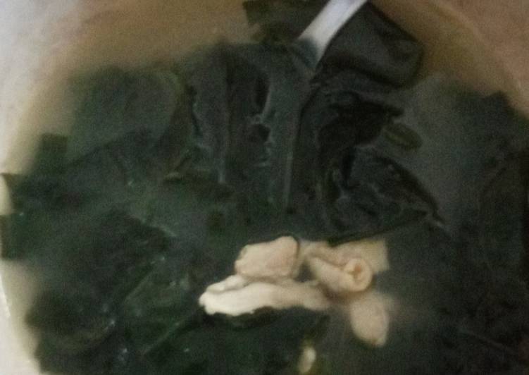 Miyeok guk (sup rumput laut)