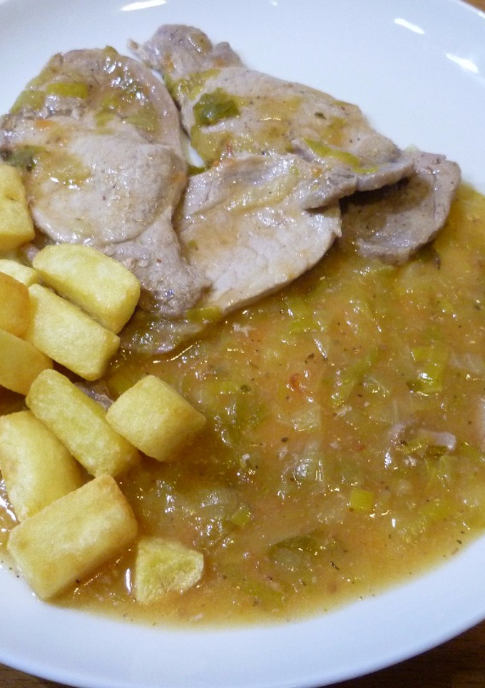 Una foto de Lomo de cerdo con lechuga al cava