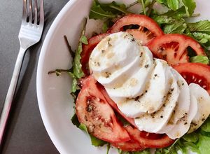 Hình của món 💚 Salad Cải Rockett, Cà Chua & Phô Mai Mozzarella Tươi (Vegetarian).