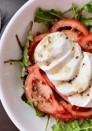Hình của món 💚 Salad Cải Rockett, Cà Chua & Phô Mai Mozzarella Tươi (Vegetarian).