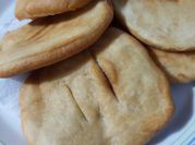 Una foto de tortas fritas con grasa