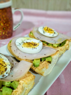 Foto principal de Tostada de pavo con cheddar, aguacate y huevo cocido