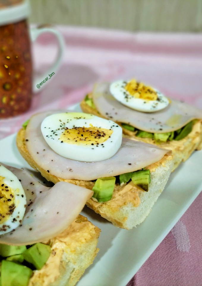 Una foto de Tostada de pavo con cheddar, aguacate y huevo cocido