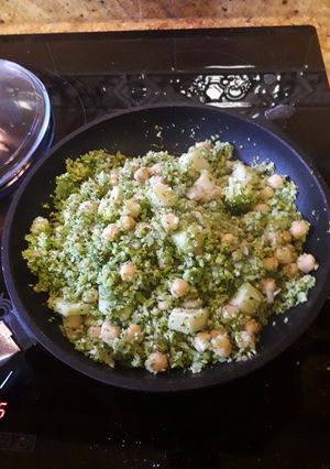 Una foto de Garbanzos con brócoli y quinoa