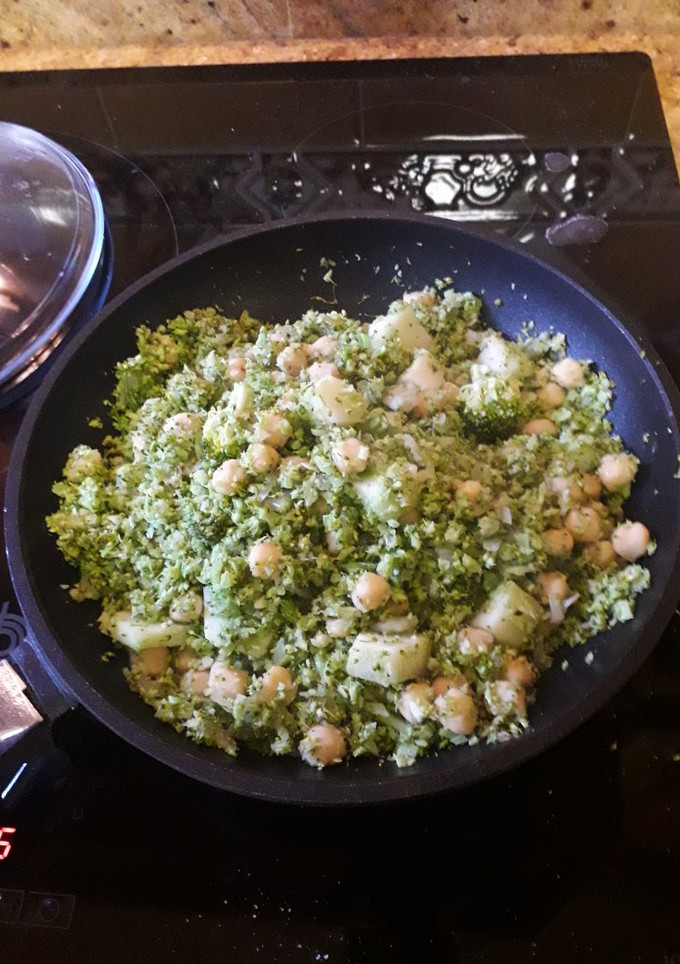 Una foto de Garbanzos con brócoli y quinoa