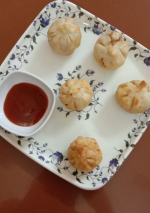વેજ ફ્રાઇડ મોમોસ(Veg fried momos Recipe in Gujarati) રેસીપી મુખ્ય ફોટો