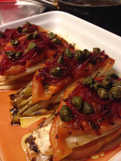 Una foto de Pincho de endivia y tomate a la plancha