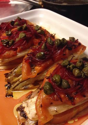 Una foto de Pincho de endivia y tomate a la plancha