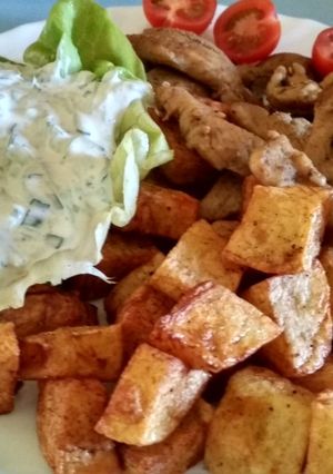 Gyros hús tzatzikivel, sült krumplival recept fotója