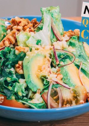 Una foto de Ensalada de Queso de cabra y aderezo miel mostaza