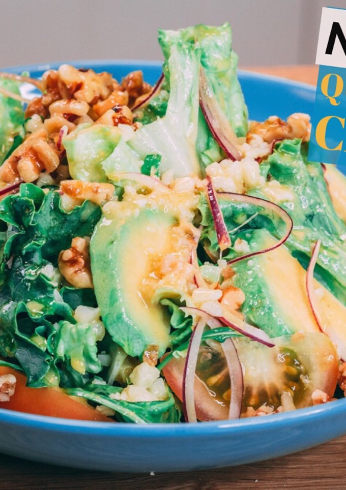 Una foto de Ensalada de Queso de cabra y aderezo miel mostaza