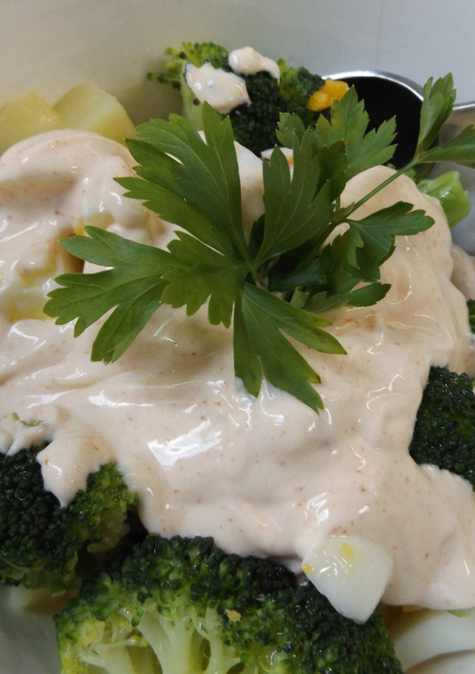Una foto de Ensalada de patatas con huevo y demás