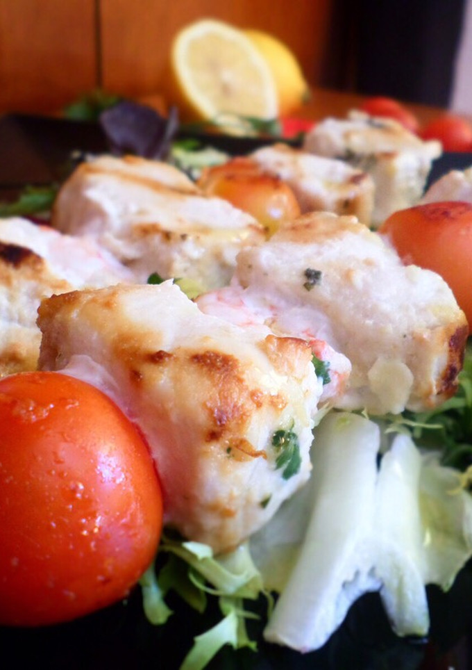 Una foto de Brochetas de emperador y gambas