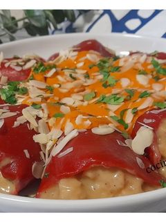 Una foto de Pimientos del piquillo rellenos de langostinos