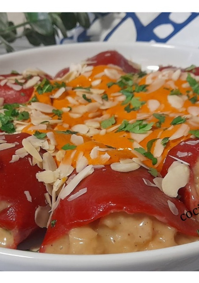 Una foto de Pimientos del piquillo rellenos de langostinos