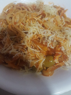 Una foto de Pastas con pollo en salsa napolitana