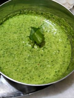 हरे धनिये की चटनी(Dhaniya ki chutney recipe in Hindi) रेसिपी मुख्य फोटो