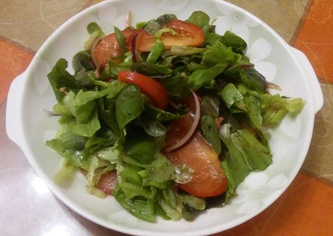 Зеленый салат с бальзамическим уксусом и соевым соусом