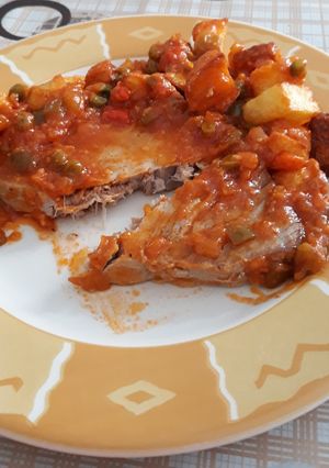 Una foto de Filete de atún con verduras y patatas