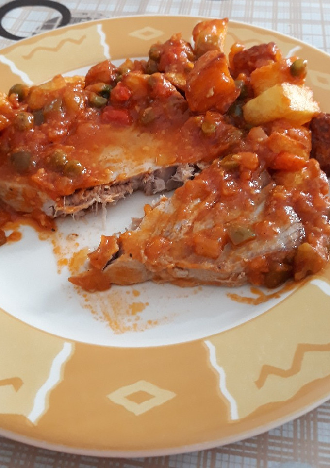 Una foto de Filete de atún con verduras y patatas