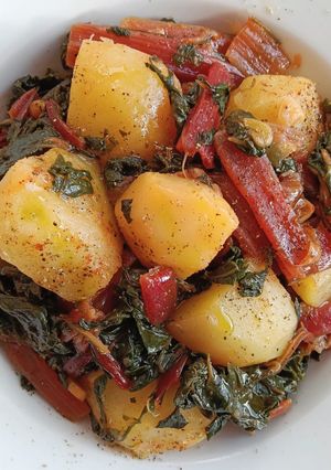 Una foto de Acelgas rojas con patatas salteadas con ajo y pimentón