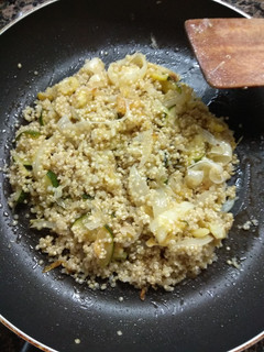 Una foto de Quinoa salteada con verduras