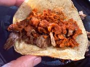 Una foto de salsa roja para taco