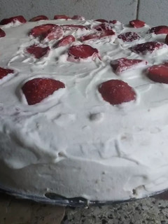 Una foto de Torta de frutillas y crema🍓