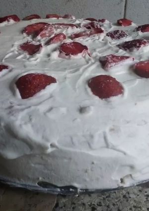 Una foto de Torta de frutillas y crema🍓