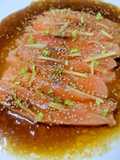 Sashimi de salmón con salsa de soja, aceite de sésamo y cítricos