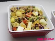 Una foto de ensaladas para acompañar el cerdo