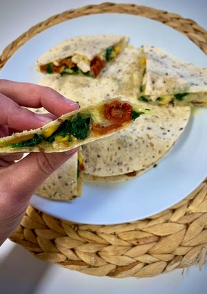 Una foto de Quesadillas de pollo y espinacas picantes