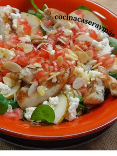 Una foto de Ensalada de pollo y canónigos