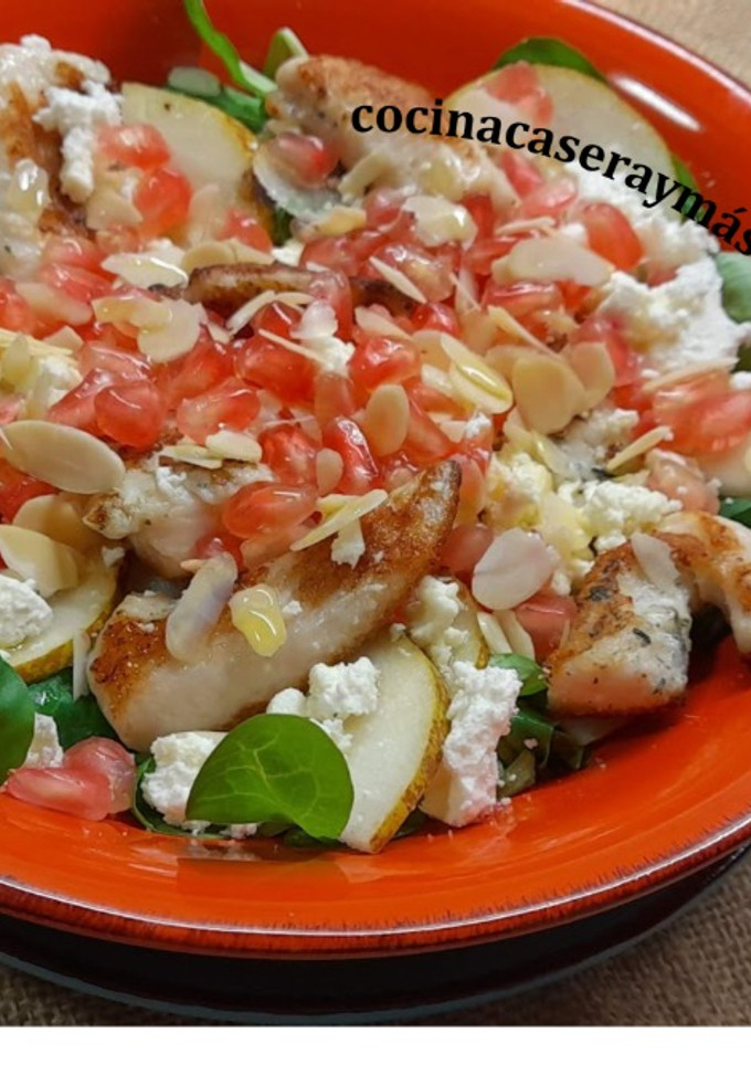 Una foto de Ensalada de pollo y canónigos