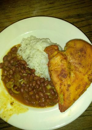 Una foto de Arroz Blanco, Red Beans Y Pechuga De Pollo