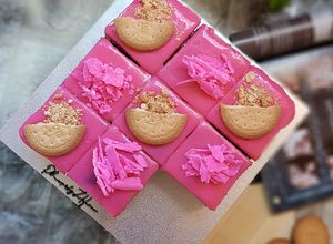 Gambar Kek Batik Strawberry Ganache